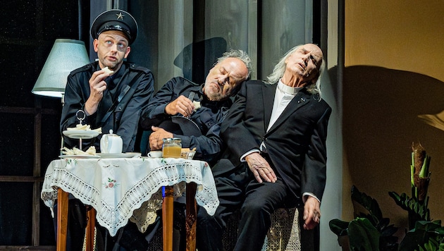 Ein Komödien-Klassiker als absurde Mühsal: Klein (Florian Stohr), Brophy (C.C. Weinberger) und ...