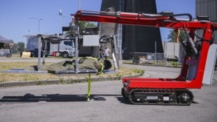In Zwentendorf wird unter anderem die Suche und Bergung von verunglückten Arbeitern mittels ...