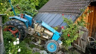 Der Traktor knallte in das Dach eines Wohnhauses. 