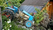 Der Traktor knallte in das Dach eines Wohnhauses. 