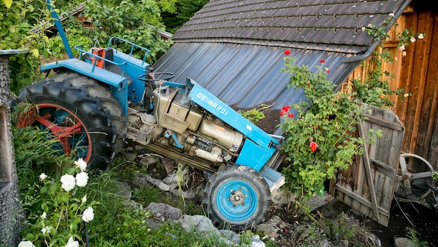 Der Traktor knallte in das Dach eines Wohnhauses.