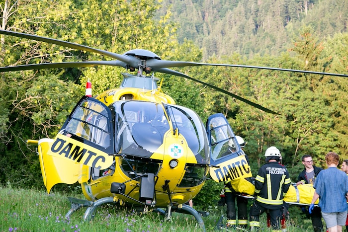 Der Hubschrauber landete auf dem Wiesenhang.