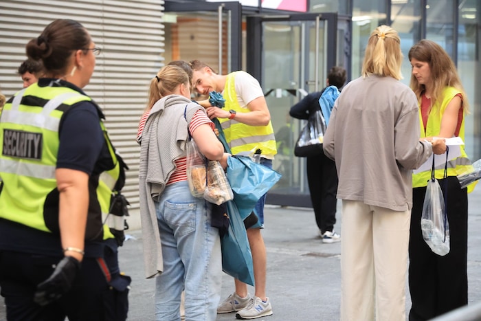 Ab 7.30 Uhr bildeten sich Schlangen vor den Eingängen. Die Einlasskontrollen sind streng.