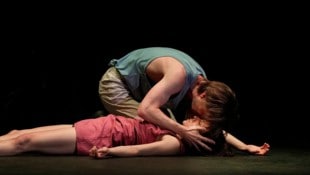 Immer wieder schaurig-schön: Romeo glaubt, dass Julia tot ist  – Tura Gómez Coll als Julia und ...