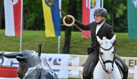 Martina Weteschnik triumphiert mit ihrem Champion „Bogahlo“ in Stadl Paura.