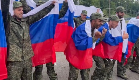 Die russischen Soldaten feiern nach ihrer Freilassung.