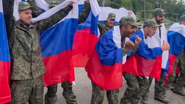 Die russischen Soldaten feiern nach ihrer Freilassung.
