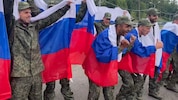 Die russischen Soldaten feiern nach ihrer Freilassung.