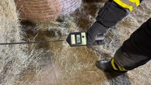 Regelmäßige Kontrollen des Heus sind wichtig und schützen vor Bränden.