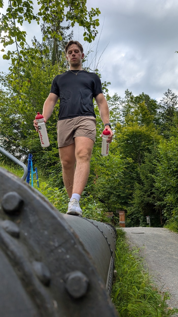 Auf dem Rückweg gibt es für Marco eine Spezialaufgabe: Balancieren auf der Pipeline.