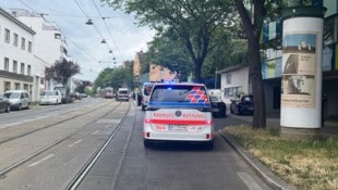 In Penzing wurde eine Bim beschädigt. Ein Schuss wird vermutet. Die Polizei ist vor Ort.