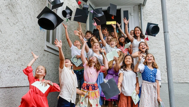 Da fliegen die Abschlusshüte: Viertklassler aus der Volksschule Schwarzstraße