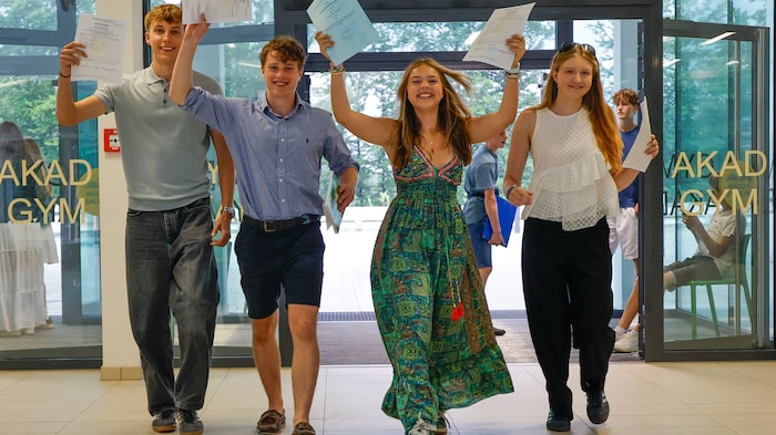 IM Akademischen Gymnasium: Nikolas, Felix, Emma und Luise