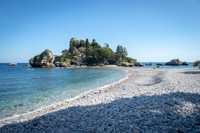 Strand samt Halbinsel laden zu verträumten Spaziergängen für Jungverliebte ein.