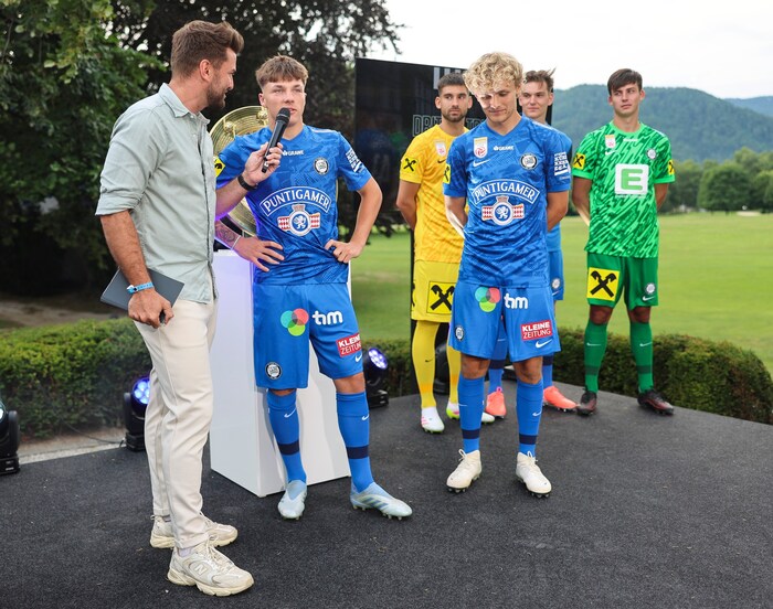 Filip Jan Rozga stand beim Interview Rede und Antwort