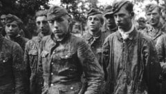 Gefangene Soldaten aus Grubers Einheit. In den Kämpfen, an denen diese SS-Truppe beteiligt war, ...