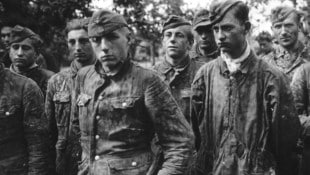 Gefangene Soldaten aus Grubers Einheit. In den Kämpfen, an denen diese SS-Truppe beteiligt war, ...