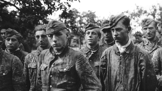 Gefangene Soldaten aus Grubers Einheit. In den Kämpfen, an denen diese SS-Truppe beteiligt war, ...
