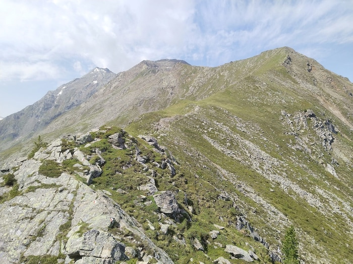 Der Rücken bzw. Grat zieht vom Kreuz weiter bis zur Brennerspitze (hinten).