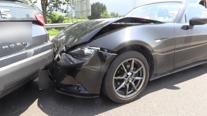 Demolierter Mercedes nach der Kollision.