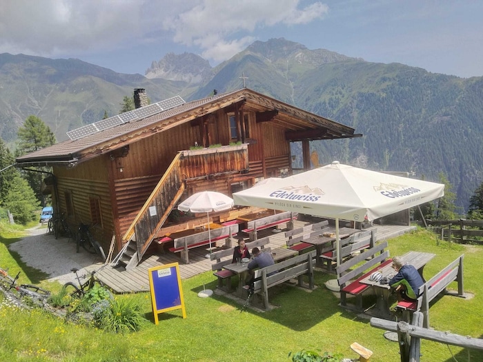 In der kleinen, netten Brandstattalm wird eingekehrt.