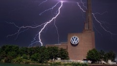 Dunkle Gewitterwolken über Wolfsburg: Der VW-Konzern trennt sich mit sofortiger Wirkung vom ...