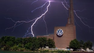 Dunkle Gewitterwolken über Wolfsburg: Der VW-Konzern trennt sich mit sofortiger Wirkung vom ...