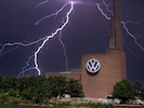 Dunkle Gewitterwolken über Wolfsburg: Der VW-Konzern trennt sich mit sofortiger Wirkung vom ...