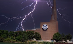 Dunkle Gewitterwolken über Wolfsburg: Der VW-Konzern trennt sich mit sofortiger Wirkung vom ...