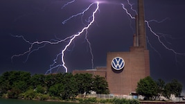 Dunkle Gewitterwolken über Wolfsburg: Der VW-Konzern trennt sich mit sofortiger Wirkung vom ...