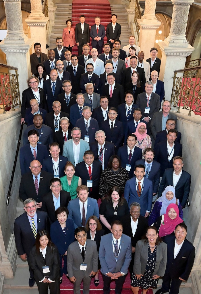 Bürgermeister Michael Ludwig (am Treppenabsatz oben im Bild) im Wiener Rathaus mit ...