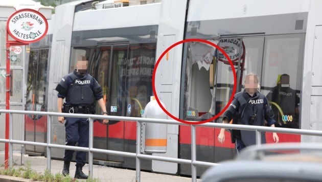 Laut Polizei wurde der Gegenstand definitiv von außen auf die Straßenbahngarnitur geworfen. Man ...