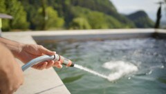 Der Pool im Garten muss befüllt werden, oft macht das die Feuerwehr – rund um den Skandal in ...
