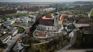 Spaß oder Ernst? In Steinerkirchen (Oberösterreich) sorgt ein Schwitzkasten für politische ...