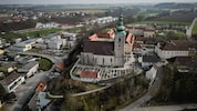 Spaß oder Ernst? In Steinerkirchen (Oberösterreich) sorgt ein Schwitzkasten für politische ...