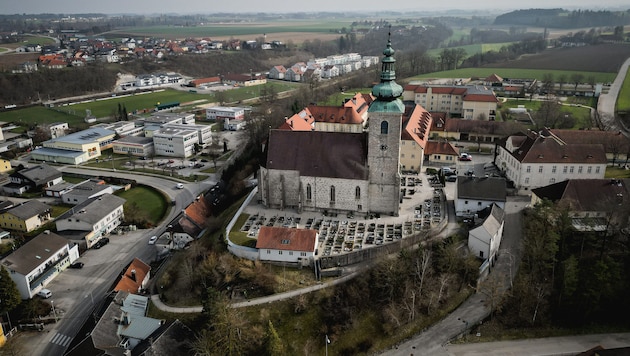 Spaß oder Ernst? In Steinerkirchen (Oberösterreich) sorgt ein Schwitzkasten für politische ...