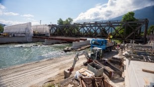 Seit Jänner laufen die Arbeiten an der neuen Lieserbrücke in Spittal. Weil jetzt das alte mit ...