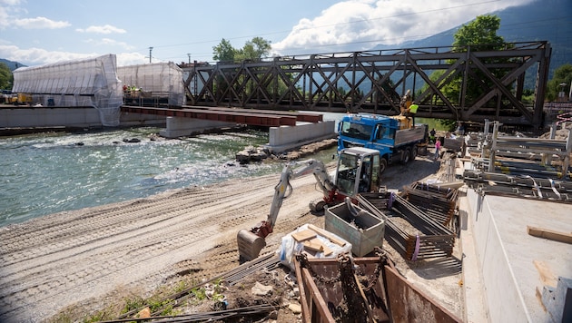 Seit Jänner laufen die Arbeiten an der neuen Lieserbrücke in Spittal. Weil jetzt das alte mit ...