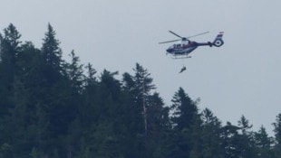 Auch ein Polizeihubschrauber half bei den Löscharbeiten.