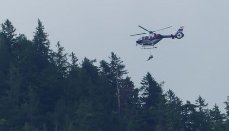 Auch ein Polizeihubschrauber half bei den Löscharbeiten.
