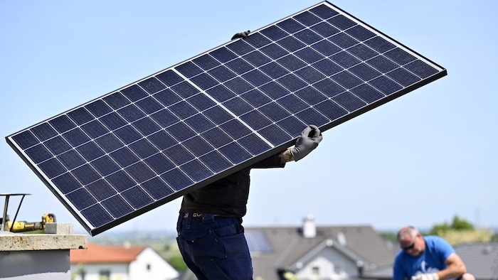 Wer am Dach eine PV-Anlage hat und Strom ins Netz einspeist, zahlt künftig eine Gebühr.