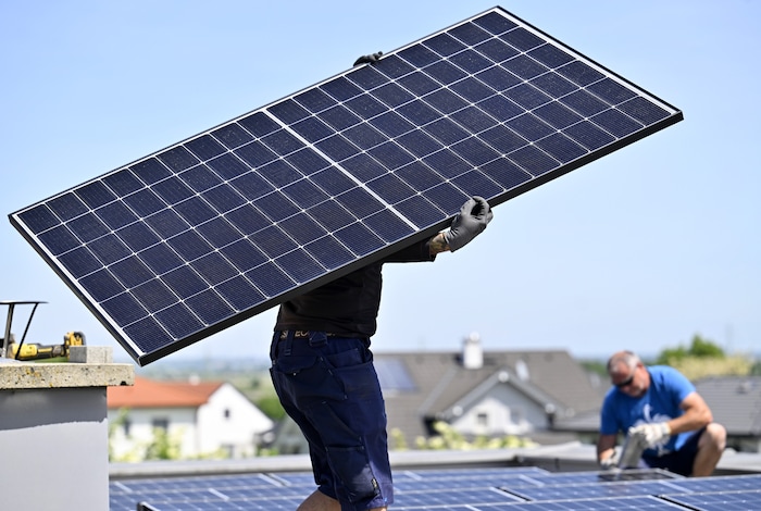 Wer am Dach eine PV-Anlage hat und Strom ins Netz einspeist, zahlt künftig eine Gebühr.