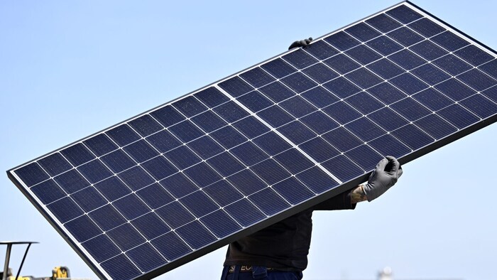 Wer am Dach eine PV-Anlage hat und Strom ins Netz einspeist, zahlt künftig eine Gebühr.