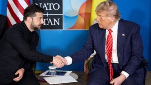 Der ukrainische Präsident Wolodymyr Selenskyj mit seinem Amtskollegen aus den USA, Donald Trump