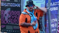 Fred Feuerstein fällt unter den Besuchern sofort auf.