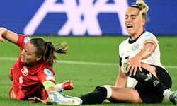 Giulia Gwinn (r.) 