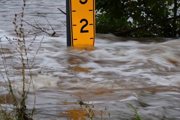 Binnen nur 45 Minuten schwoll der Fluss um acht Meter an.
