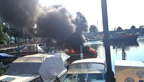 Das brennende Boot im Harder Zollhafen