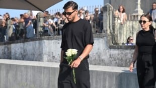 Portugals Teamspieler Ruben Dias mit Blumen in den Händen
