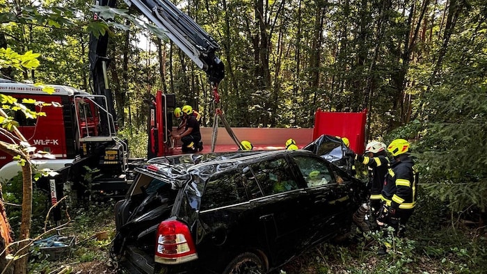 Die Feuerwehren führten die Bergung des Fahrzeugs durch.